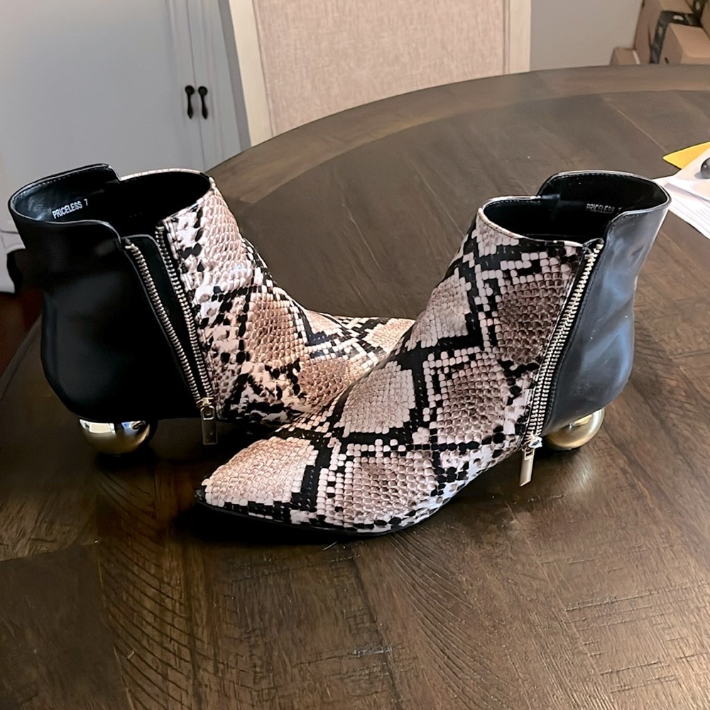 Anklet boots black and animals printed color,its size 7,true to size